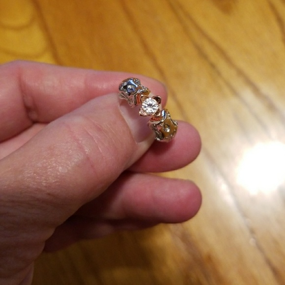 Beautiful 2 tone, flower ring - Picture 4 of 6